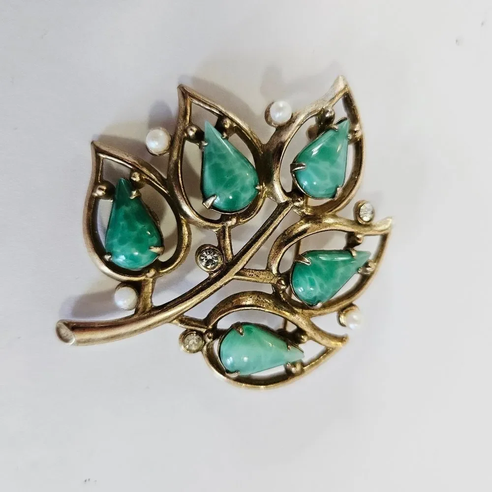 Vintage Gold Tone Prong Set Jade Cabochon Rhinestone Faux Pearl Leaf Brooch Pin